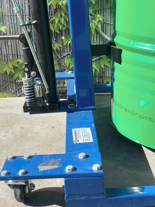 Bottle cage lifter