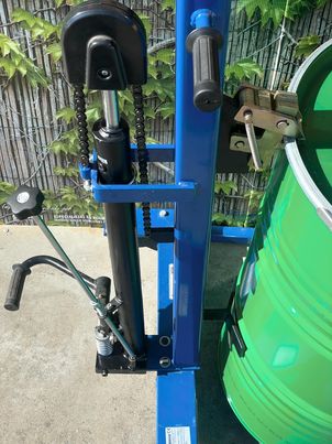Bottle cage lifter