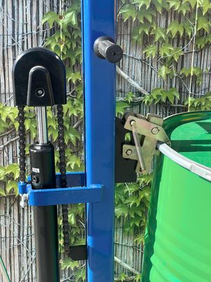 Bottle cage lifter