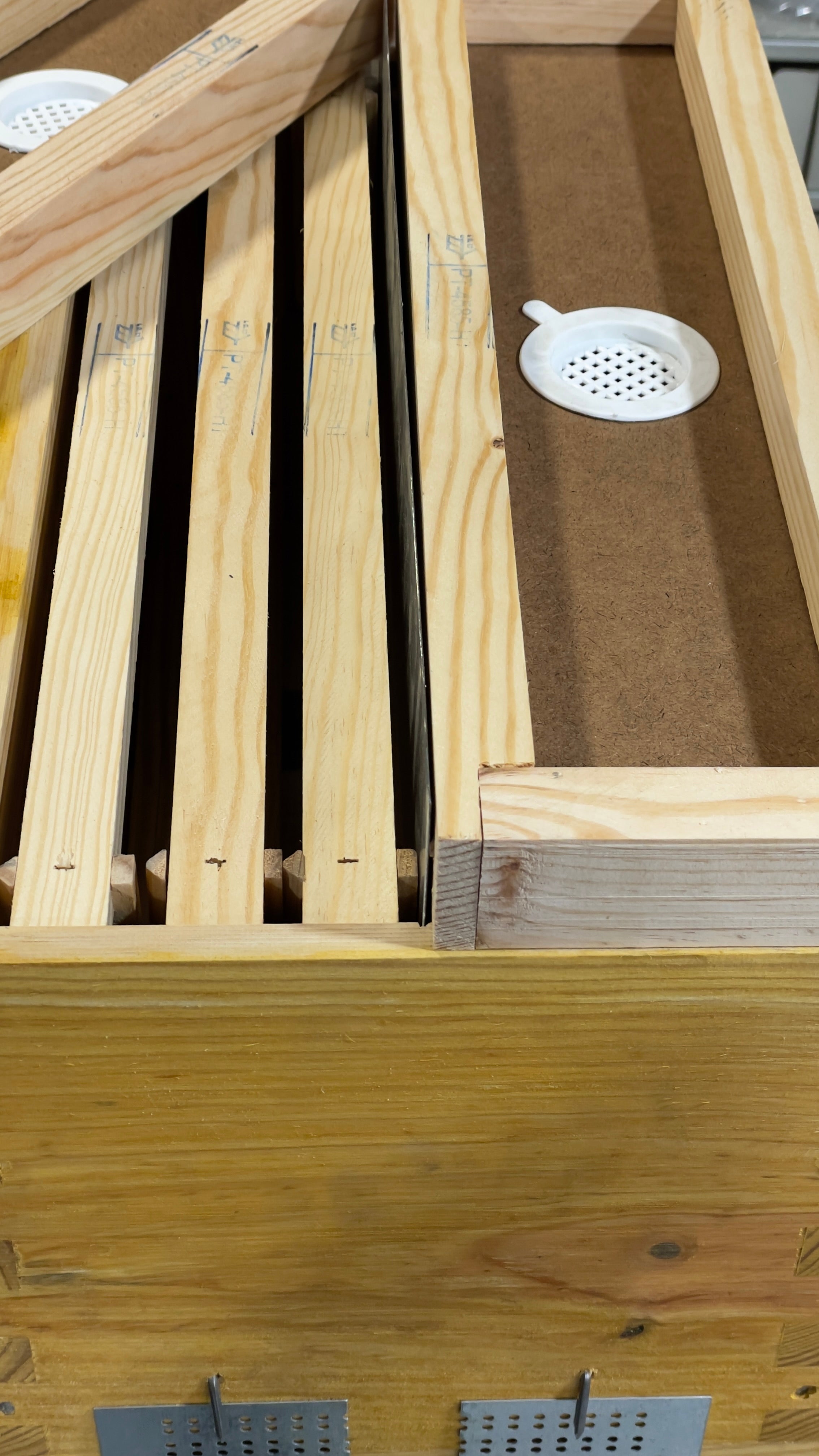 Nucleo Madera 3+3 Cuadros Langstroth x4 Piqueras x2 Entretapas Altas