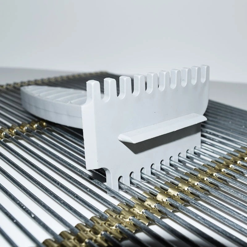 Plastic comb for cleaning queen excluders