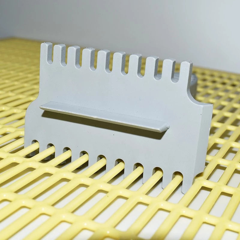 Plastic comb for cleaning queen excluders